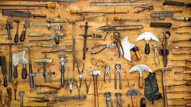 Szerszámok, csavarok, kemikáliák