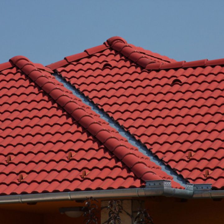 újHáz Standard Szegélycserép jobb Colorsystem meggypiros